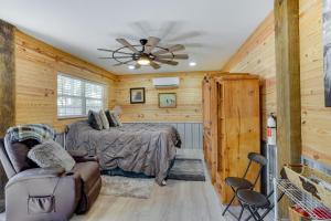 Χώρος καθιστικού στο Farm Stay Modern Barndominium in Lakeland!