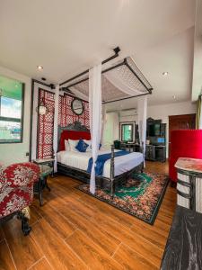 1 dormitorio con 1 cama con dosel en Athena Hotel Quy Nhơn, en Quy Nhon