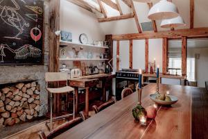 een eetkamer met een houten tafel en een open haard bij The Dell of Abernethy - A Woodland hideaway in Nethy Bridge