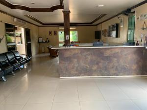 a large lobby with a bar in the middle at Plumas hotel in Tucuma