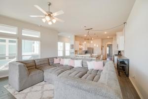 Η κουζίνα ή μικρή κουζίνα στο Bay-View La Porte Home Rental Steps to Beach!