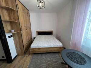 een kleine slaapkamer met een bed en een kast bij Villa Zamkowa in Lidzbark Warmiński