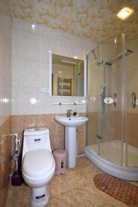 een badkamer met een toilet, een wastafel en een douche bij Argishti Street, 2 bedrooms Comfortable apartment GL152 in Jerevan