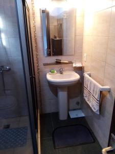 a bathroom with a sink and a shower at Linda casa en Barra de Carrasco in Montevideo