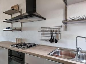 cocina con fregadero y fogones en Residenze BELLA VISTA, en Porto Ottiolu