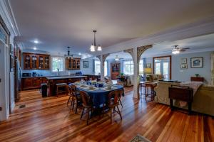 cocina y sala de estar con mesa y sillas en Firefly Lake House, en Northport