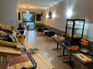 ランゴーニュにあるHotel du Languedocのテーブルと椅子が備わるレストラン