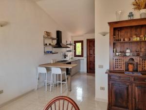 cocina con mesa y sillas en una habitación en Residenze BELLA VISTA, en Porto Ottiolu