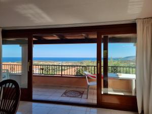 Habitación con balcón con vistas al océano. en Residenze BELLA VISTA, en Porto Ottiolu