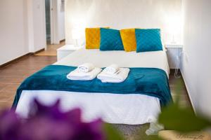 a bedroom with a bed with towels on it at Apartamento Cangas Relax in Cangas de Onís