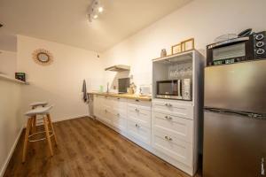 Kuchyňa alebo kuchynka v ubytovaní Ma Location Gaillacoise - APPARTEMENT TOUT CONFORT - HYPERCENTRE - 58m2 - GAILLAC