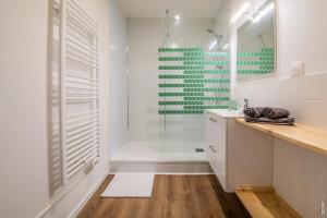 Kúpeľňa v ubytovaní Ma Location Gaillacoise - APPARTEMENT TOUT CONFORT - HYPERCENTRE - 58m2 - GAILLAC + 13 fotografií