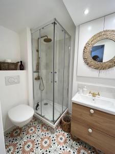 uma casa de banho com um chuveiro, um WC e um lavatório. em Studio Pampa - Centre historique - Climatisation - WiFi em Grasse