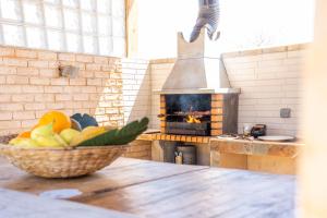 miskę owoców na stole z kominkiem w obiekcie Apartamento Jibazahora B1 w mieście Zahora