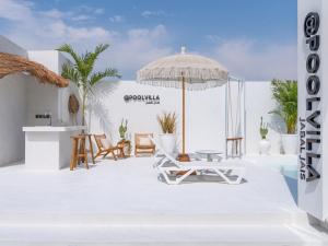 a white room with chairs and an umbrella at Pool Villa Jebel Jais in Şāliḩīyah