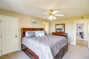 1 dormitorio con 1 cama y ventilador de techo en Charming Edgemont Home with Deck and Lake Views!, en Fairfield Bay