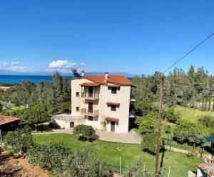 una vista aérea de una casa en una colina en Thalatta and Oros Traditional Villa, en Tyros