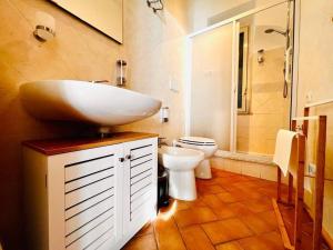 a bathroom with a sink and a toilet at Principessa Iolanda, Vista lago, Panoramico, 4 posti letto in Anguillara Sabazia +8 photos