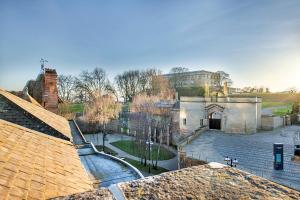 uma vista aérea de um edifício antigo e de um parque em Finest Retreats - Castle House Nottingham - Luxurious Hot Tub Stay em Nottingham