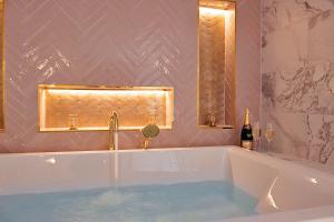 Vannituba majutusasutuses Finest Retreats - Castle House Nottingham - Luxurious Hot Tub Stay +37 fotot
