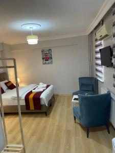 - une chambre avec un lit et une chaise dans l'établissement Taksim Rain Suite, à Istanbul