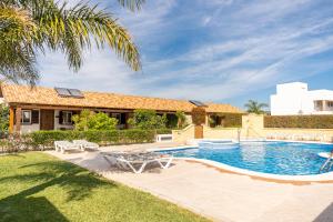 une cour arrière avec une piscine et une maison dans l'établissement Apartamento Jibazahora P2 - Primera Planta, à Zahora
