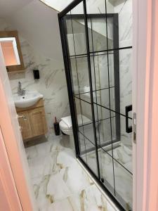 La salle de bains est pourvue d'une douche et de toilettes. dans l'établissement Taksim Rain Suite, à Istanbul