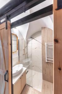 a bathroom with a sink and a mirror at Loft w kamienicy in Duszniki Zdrój