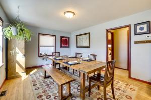 une salle à manger avec une table et des chaises en bois dans l'établissement Pet-Friendly Boise Getaway 2 Mi to Downtown!, à Boise 25 autres photos