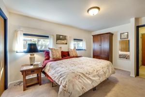 Postel nebo postele na pokoji v ubytování Charming Boise Home with Deck 2 Mi to Downtown!
