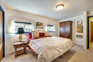 une chambre avec un lit et une table avec une lampe dans l'établissement Pet-Friendly Boise Getaway 2 Mi to Downtown!, à Boise