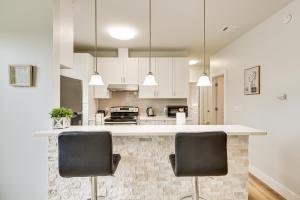 Dapur atau dapur kecil di Steps to TCU Campus Modern Fort Worth Apt