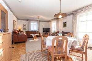 eine Küche und ein Wohnzimmer mit einem Tisch und Stühlen in der Unterkunft Ferienwohnung Aschauer in Bad Reichenhall