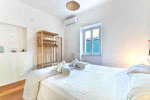 a white bedroom with a large bed with towels on it at Casa Magnolia in Campo nell'Elba