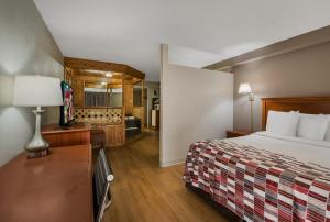 ニューアークにあるRed Roof Inn and Suites Newark - Universityのベッドとバスルーム付きのホテルルームです。