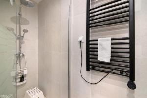 ファロにあるCasa na Travessa 2のバスルーム(シャワー、タオル掛け付) +24枚の写真