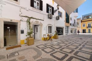 ファロにあるCasa na Travessa 2の地模様の建物が空き通り