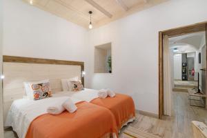 ファロにあるCasa na Travessa 2のタオルが敷かれた大きなベッドのある寝室