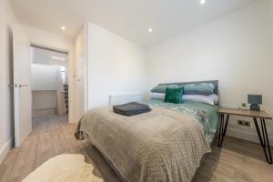 1 dormitorio con 1 cama y 1 mesa en Modern Split Level 2BR Spacious Apt Maida Vale en Londres