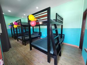 2 literas en una habitación con globos en AB Private Resort 
