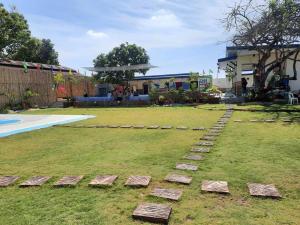 un giardino con gradini nell'erba di AB Private Resort 