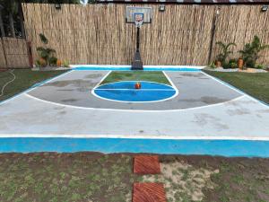 un aro de baloncesto con una pelota en una cancha de baloncesto en AB Private Resort 