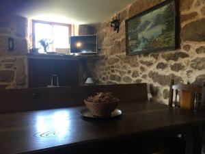 - une table à manger avec un bol en haut dans l'établissement Casa rural Buxo Ribeira Sacra, à Carballedo