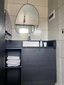La salle de bains est pourvue d'un lavabo et d'un miroir. dans l'établissement Nordic Cabanas, à Cambará