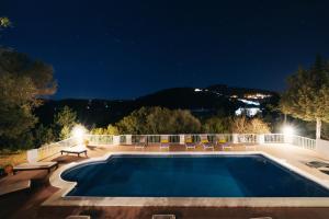 - une piscine au milieu d'une cour la nuit dans l'établissement Oasis Living Villa Can Ramon, à Cala Llonga