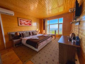 Un pat sau paturi într-o cameră la Kungut Hotel & Restaurant