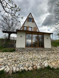 ein Haus auf einem Haufen Steine in der Unterkunft Crângul Verde in Minciuneşti