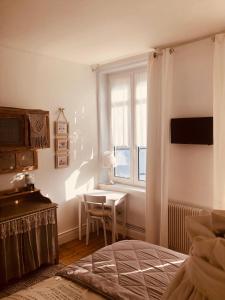 ブレリオ・プラージュにあるA La Dolce Vitaのベッドルーム(テーブル、ベッド、窓付)