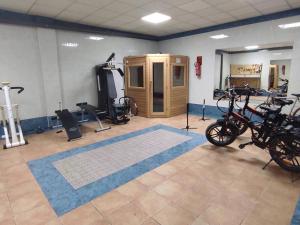 einen Fitnessraum mit Fahrrädern, die in einem Zimmer geparkt sind in der Unterkunft Apartamento con bike station para 4 pax. in Puente de Génave