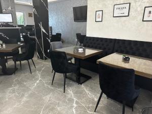 une salle à manger avec des tables et des chaises dans un restaurant dans l'établissement Apartmani Joja, à Kuršumlija